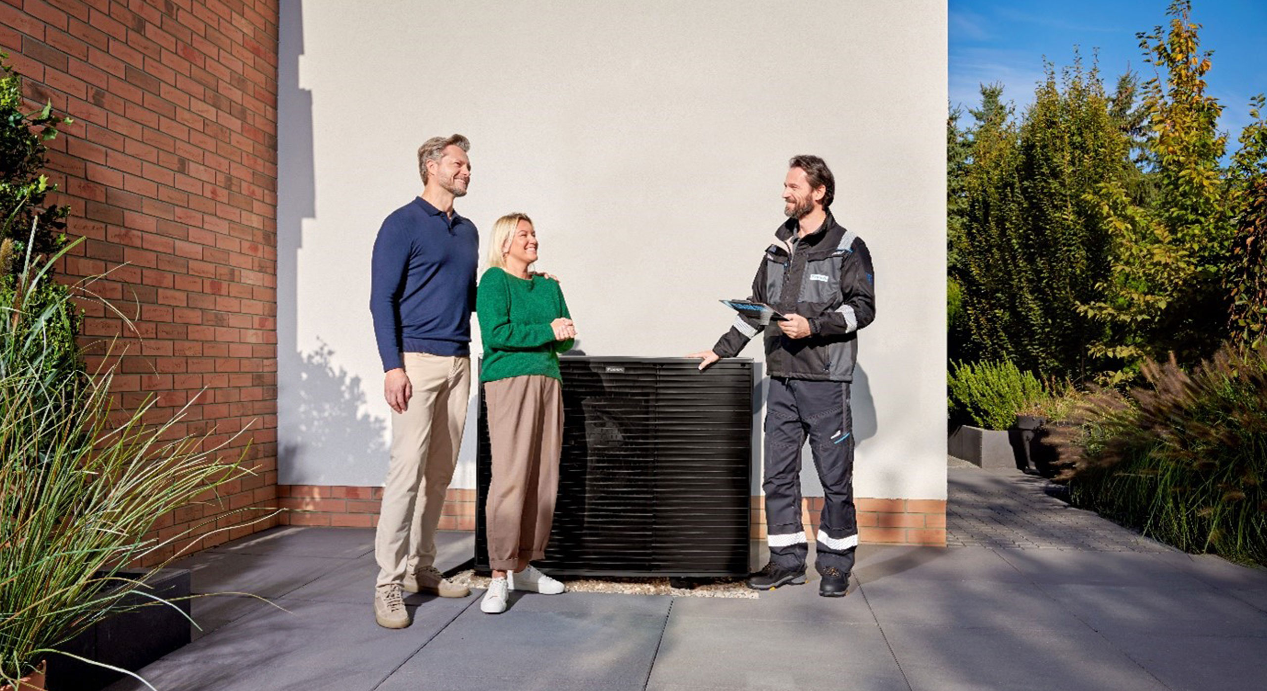 Familie mit einer Daikin Wärmepumpe